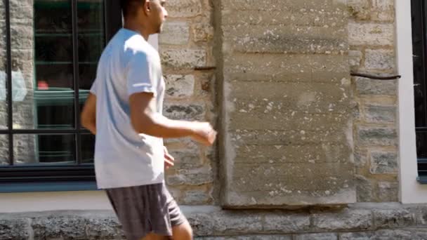 야외에서 달리는 젊은 남자 또는 남성 친구 — 비디오