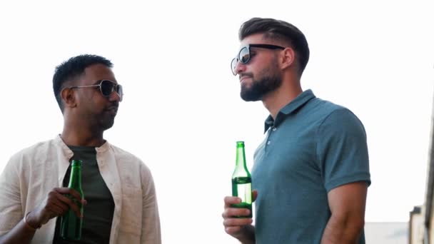Ευτυχισμένοι άνδρες φίλοι πίνοντας μπύρα στο πάρτι στην ταράτσα — Αρχείο Βίντεο