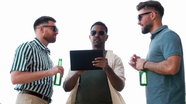 Muži s tabletovým počítačem pití piva na střeše — Stock video