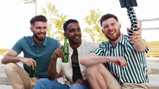 Άνδρες πίνοντας μπύρα και λαμβάνοντας selfie από το smartphone — Αρχείο Βίντεο