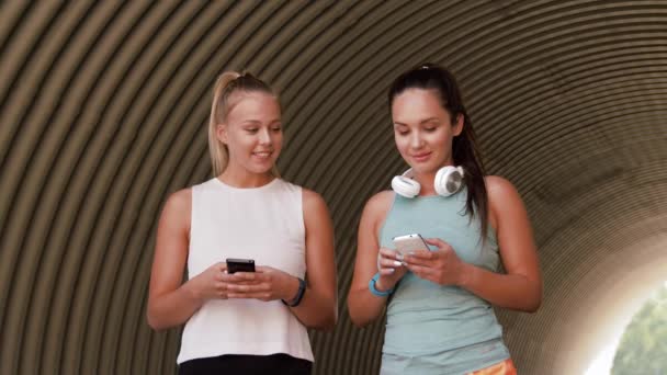 Vrouwen of vriendinnen met smartphones — Stockvideo