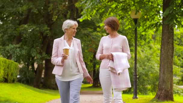 Femmes âgées ou amies buvant du café au parc — Video