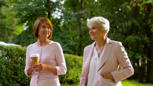 Senior vrouwen of vrienden drinken koffie in Park — Stockvideo