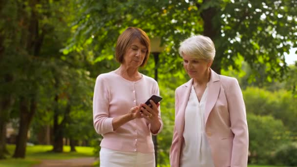 高级女性在公园通过智能手机自拍 — 图库视频影像