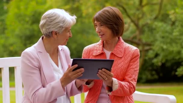 Senior kvinnor med Tablet PC på Summer Park — Stockvideo