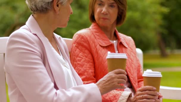 Пожилые женщины или друзья пьют кофе в парке — стоковое видео