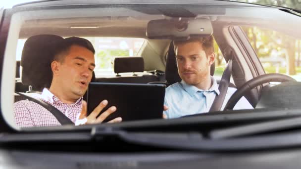 Hombre con instructor de autoescuela hablando en coche — Vídeo de stock