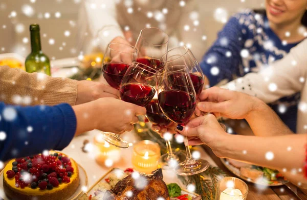 Close-up de amigos com vinho celebrar o Natal — Fotografia de Stock