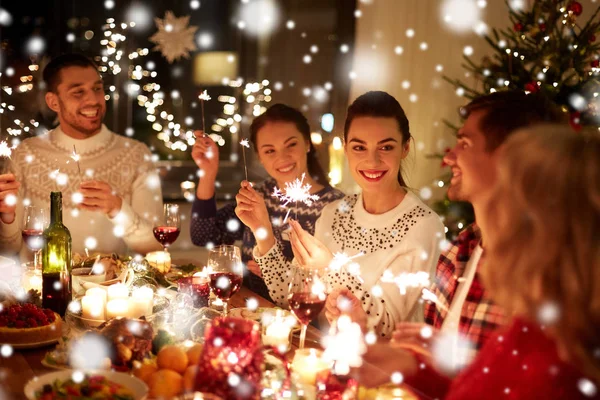 Boldog barátok ünnepli karácsony otthon ünnep — Stock Fotó