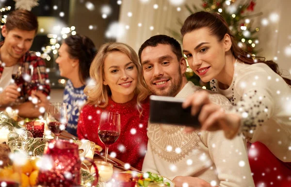 Amigos ter jantar de Natal e tomar selfie — Fotografia de Stock