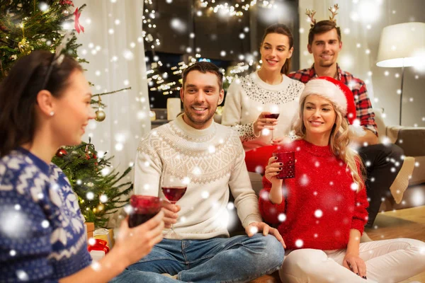 Amigos comemorando o Natal e beber vinho — Fotografia de Stock