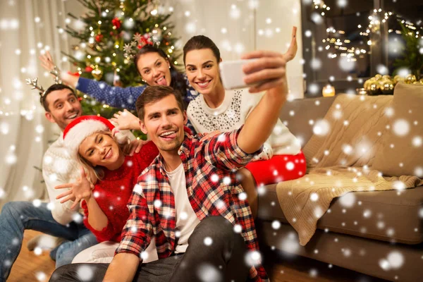 Freunde feiern Weihnachten und machen Selfie — Stockfoto