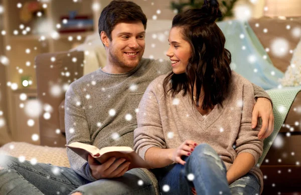 Casal feliz leitura livro em casa — Fotografia de Stock