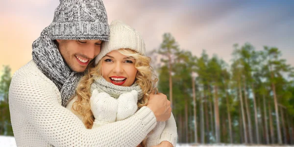 Casal abraçando sobre fundo floresta inverno — Fotografia de Stock