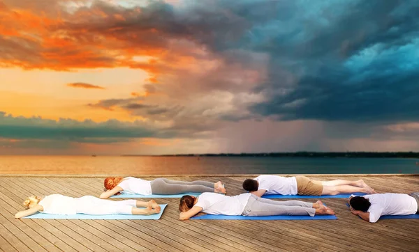 Skupina lidí, kteří cvičí jógu venku — Stock fotografie