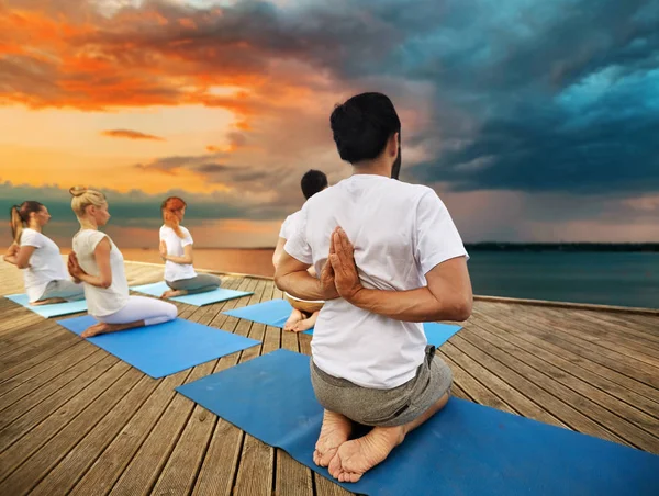 Grupo de personas haciendo ejercicios de yoga al aire libre — Foto de Stock