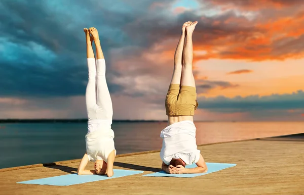 Par att göra yoga Huvudstående på matta utomhus — Stockfoto