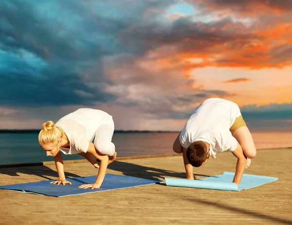 Çift yapım yoga karga poz açık havada — Stok fotoğraf