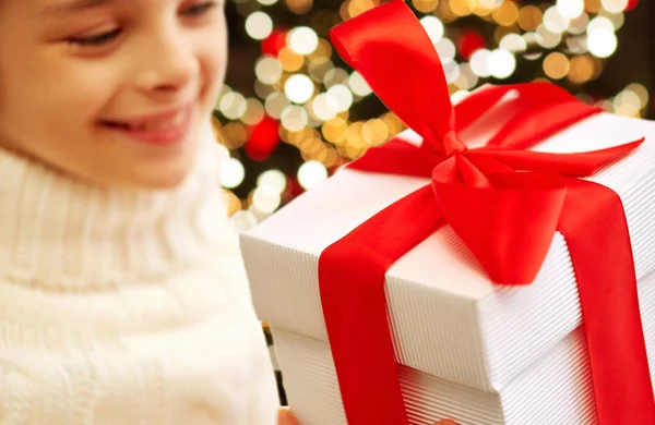 Szczęśliwy dziewczyna z Bożego Narodzenia prezent na świąteczne światła — Zdjęcie stockowe