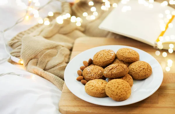 Biscotti di farina d'avena con mandorle sul piatto a casa — Foto Stock