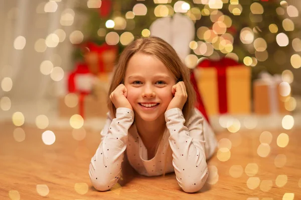 Χαμογελαστό κορίτσι στο σπίτι των Χριστουγέννων — Φωτογραφία Αρχείου