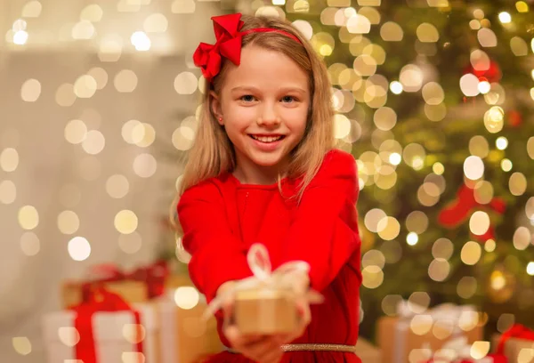 自宅のクリスマス プレゼントで笑顔の女の子 — ストック写真