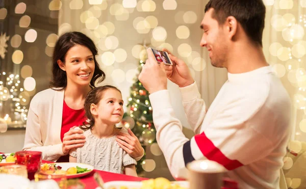 Gelukkige familie nemen foto kerstdiner — Stockfoto