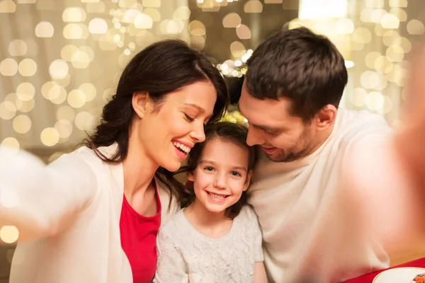 Szczęśliwa rodzina robi selfie na Boże Narodzenie — Zdjęcie stockowe