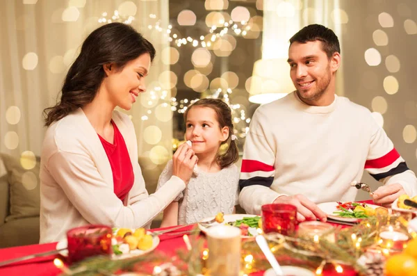 Mutlu bir aile evde Noel yemeği yiyor. — Stok fotoğraf