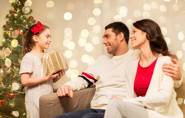 Glückliche Familie mit Weihnachtsgeschenk zu Hause — Stockfoto