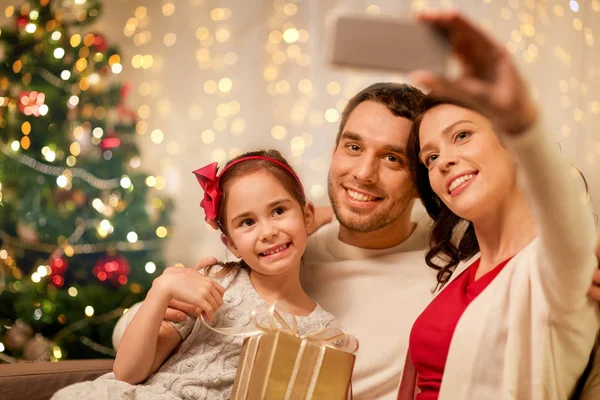 Gelukkig gezin met kerst aanwezig thuis — Stockfoto