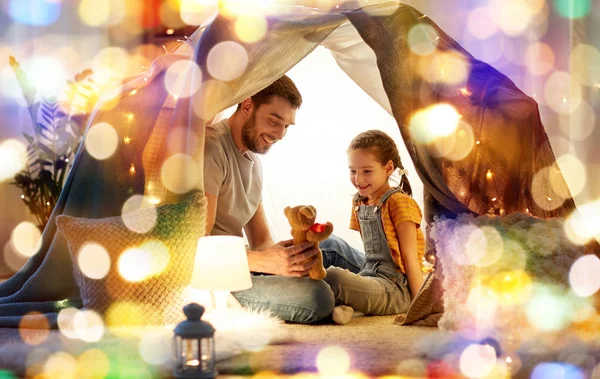 Szczęśliwa rodzina bawiąca się zabawką w namiocie dla dzieci w domu — Zdjęcie stockowe