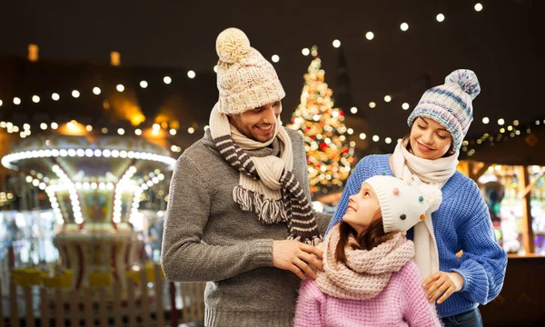 Glückliche Familie über Weihnachtsmarkt in Tallinn — Stockfoto