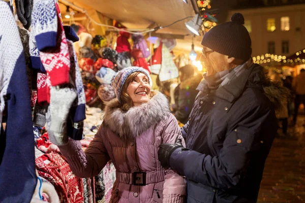 Couple sénior à Noël magasin de vêtements de marché — Photo