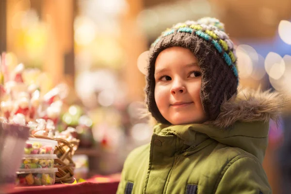 Glücklicher kleiner Junge im Weihnachtsmarktladen — Stockfoto