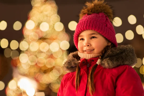Щаслива маленька дівчинка на різдвяному ринку взимку — стокове фото