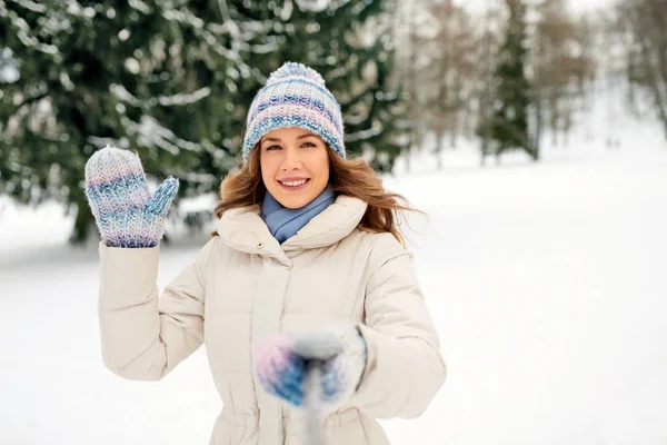 Усміхнена жінка бере селфі на відкритому повітрі взимку — стокове фото