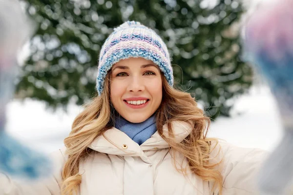 Mosolygó nő vesz selfie szabadban télen — Stock Fotó