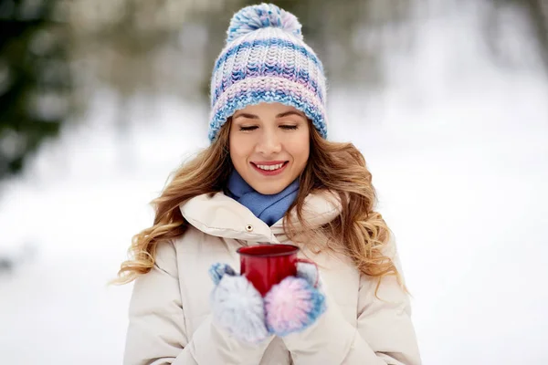 Boldog fiatal nő tea csésze szabadban télen — Stock Fotó