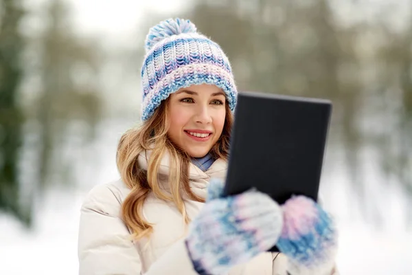 Женщина с планшетным компьютером на открытом воздухе зимой — стоковое фото
