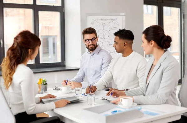 Recrutadores que têm entrevista de emprego com empregado — Fotografia de Stock