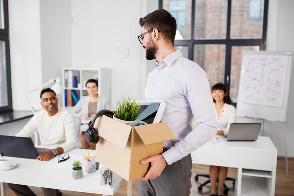 Felice lavoratore di ufficio maschile con roba personale — Foto Stock