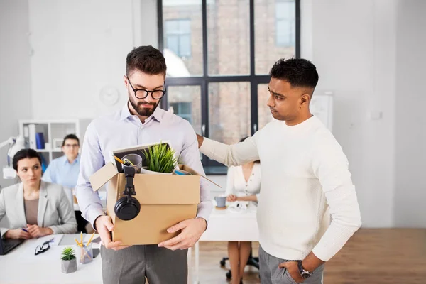 Collega vedendo fuori triste licenziato lavoratore d'ufficio maschile — Foto Stock