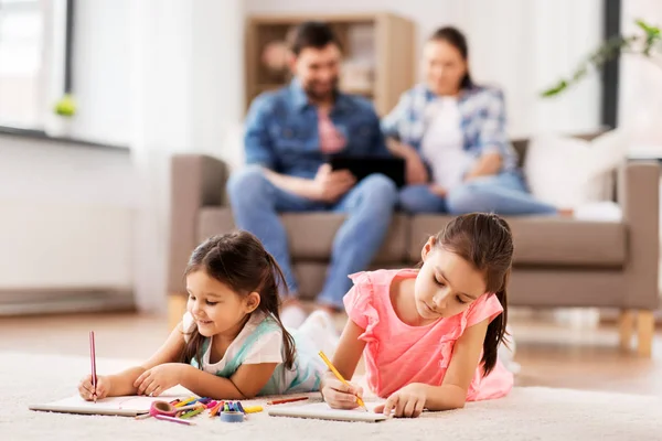 Glückliche Schwestern zeichnen zu Hause Skizzenbücher — Stockfoto