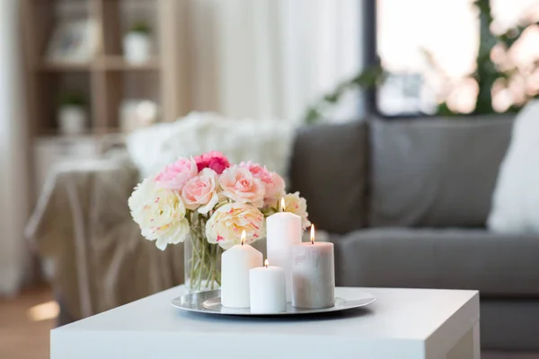 Gyertyák égő asztal és virágok a barátságos otthon — Stock Fotó