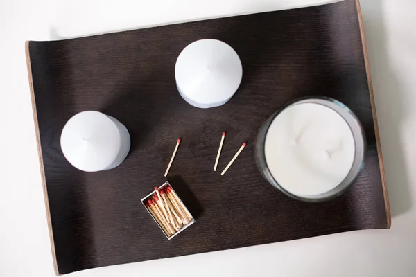 Ароматичні свічки і сірники на підносі на столі — стокове фото