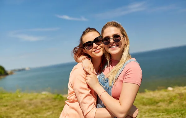 Teenagermädchen oder beste Freundinnen im Sommer am Meer — Stockfoto