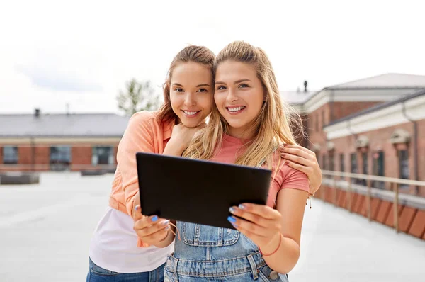 Девушки-подростки с планшетным компьютером на крыше — стоковое фото