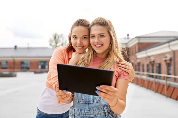 Meninas adolescentes com computador tablet no topo do telhado — Fotografia de Stock