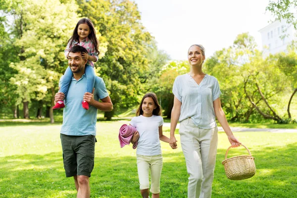 Семья с корзиной для пикника прогулки в летнем парке — стоковое фото